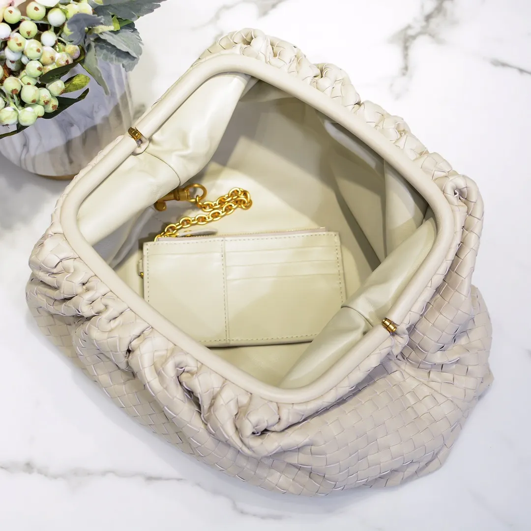 Real shot🔥🔥The counterattack of the popular Bottega Veneta started with this series of cloud bags, which went viral in the fashion circle and started a craze! Out of stock, out of stock, out of stock... One piece is hard to find, super hard to buy, regardless of age, season, or occasion. Very classy. Really, if you carry this on the road, it will turn heads! This is also the reason why this series is so expensive. Large size: 38*20*8.5cm [Big Cloud Weaving]